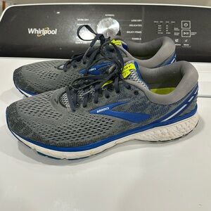 Brooks tennis shoes size 14